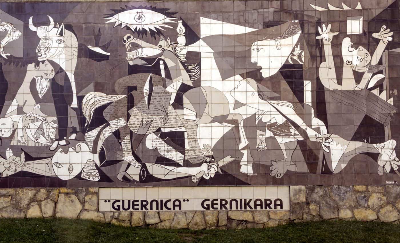 Mural de arte abstracto inspirado en Guernica de Picasso, con figuras y formas geométricas en tonos monocromáticos.