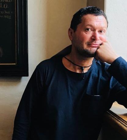 Pensador joven en un café, reflejando sobre filosofía y vida.