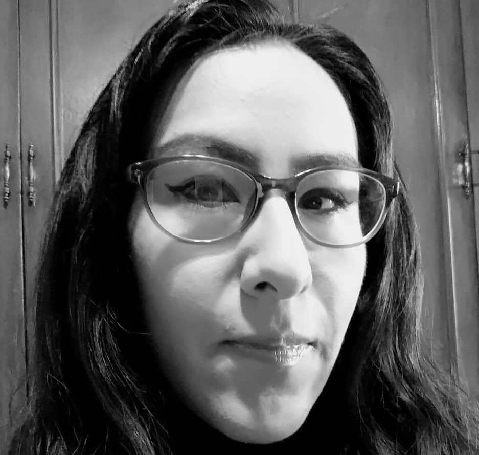 Filósofa con gafas en imagen en blanco y negro, estilo pensativo, fondo de armario de madera.