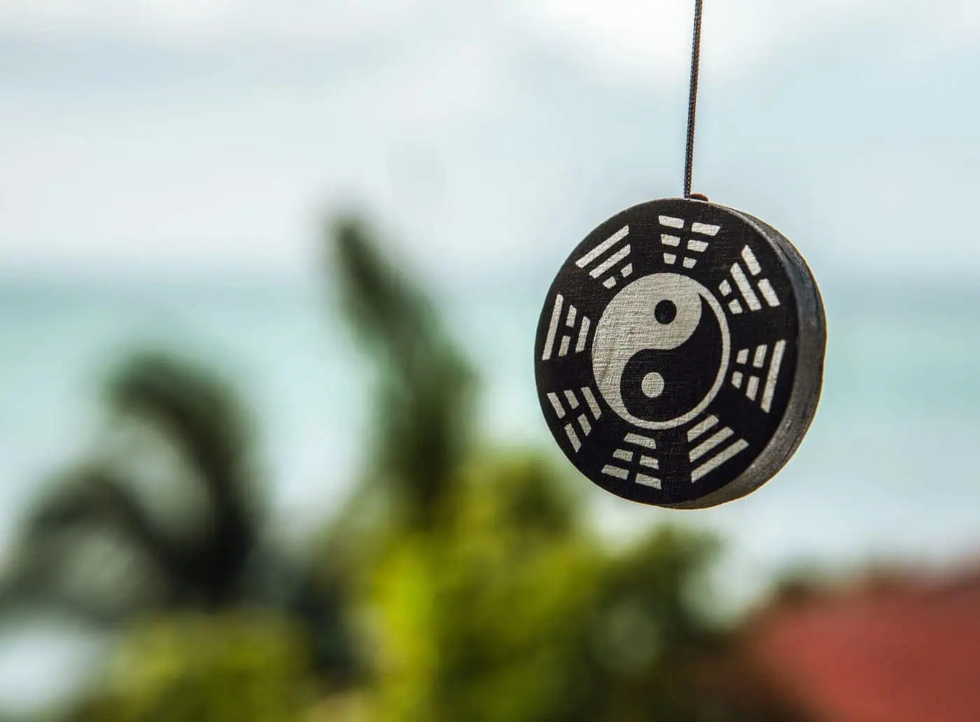 Equilibrio ying y yang con símbolo del diagrama del chino I Ching y el símbolo del yin y yang.