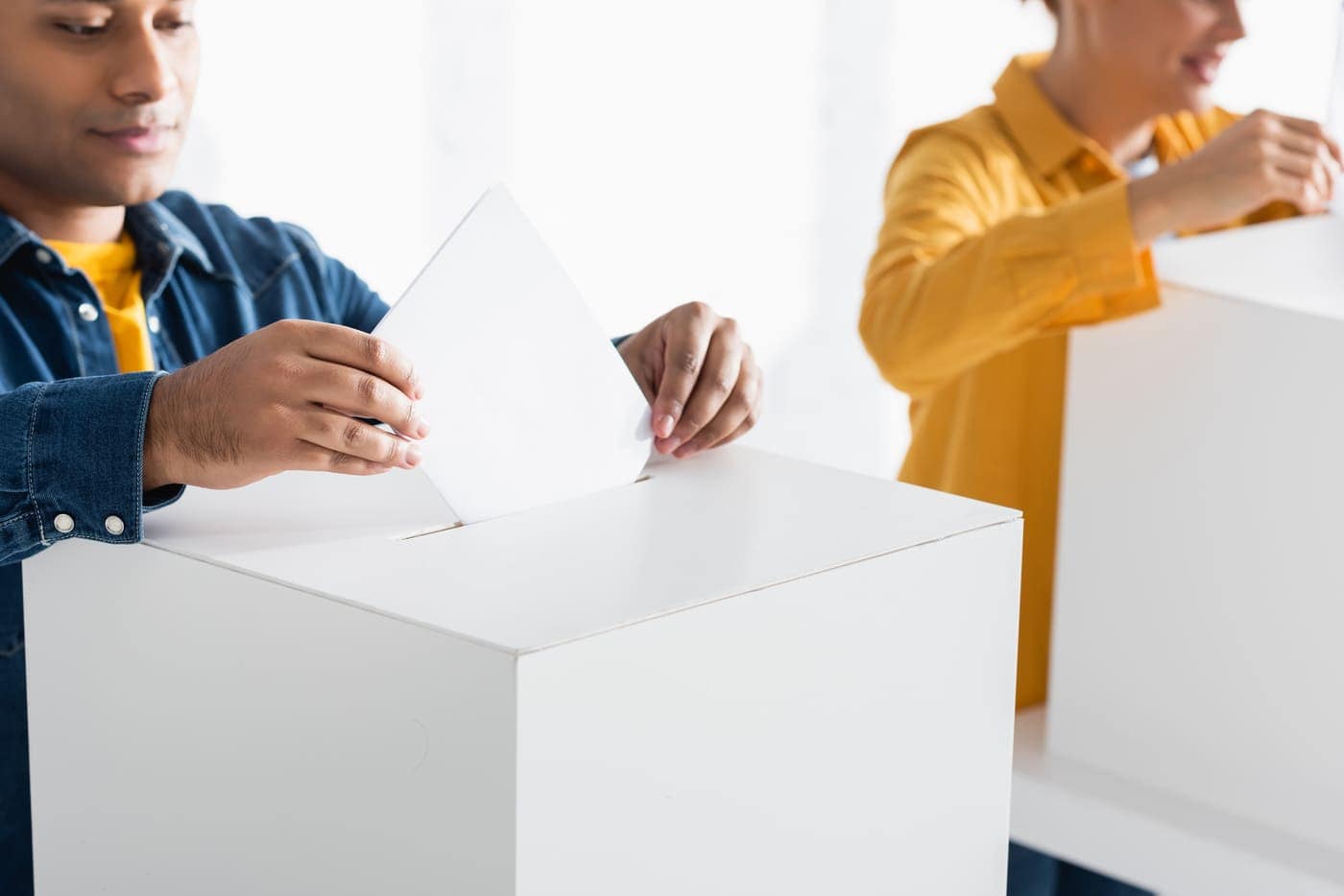 Voto en urna electoral, democracia y participación política.