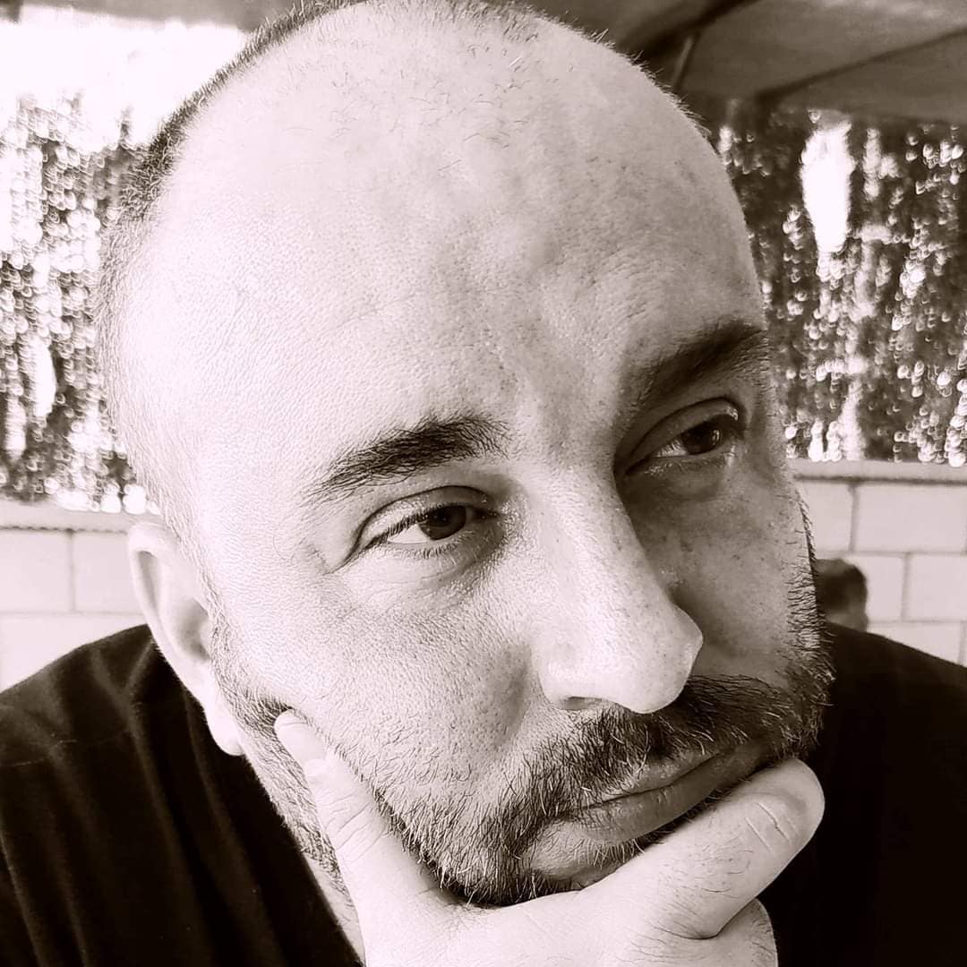 Reflexión filosófica, rostro pensativo, expresión profunda y contemplativa en un hombre.