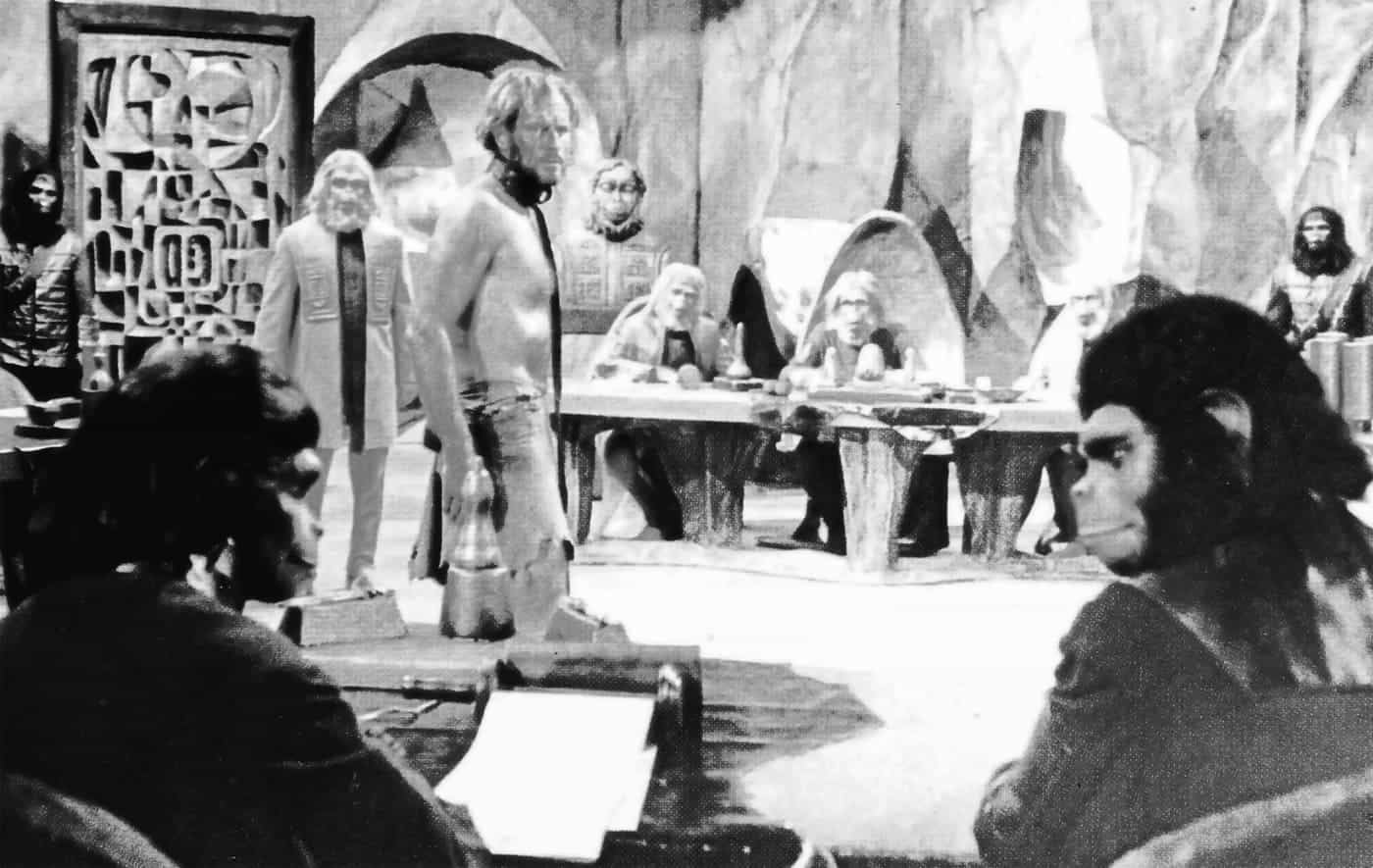 Filosofía en la red, escena de una reunión filosófica con personajes diversos en un entorno artístico y cultural.
