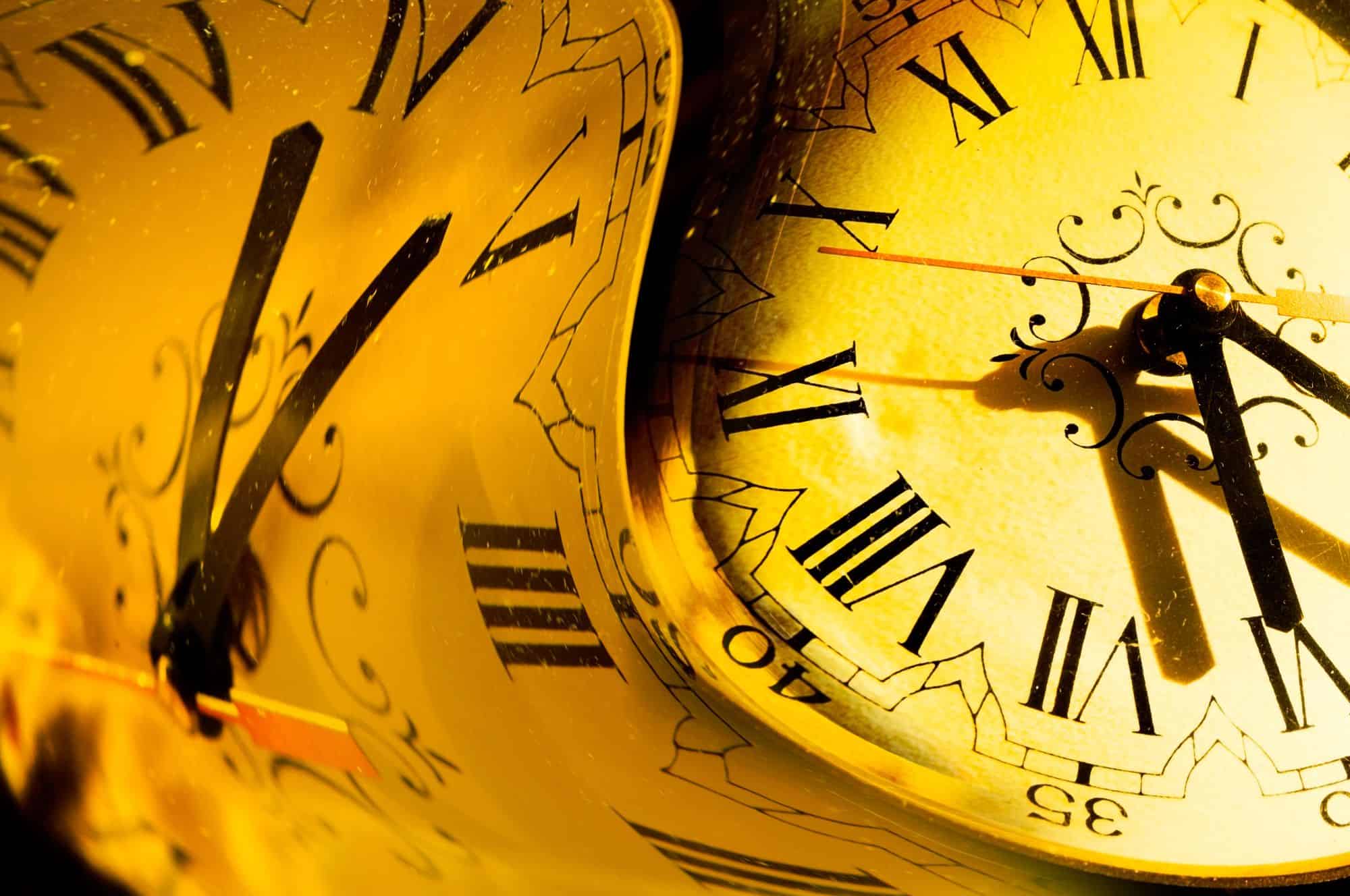 Relojes distortedos y en movimiento, simbolizando el tiempo y la filosofía en la plataforma Filosofía en la red.
