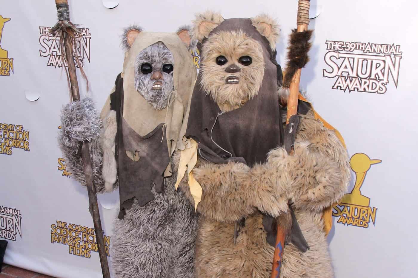 Disfraces de personajes de Star Wars en la ceremonia de los Saturn Awards con mascaras y trajes temáticos.