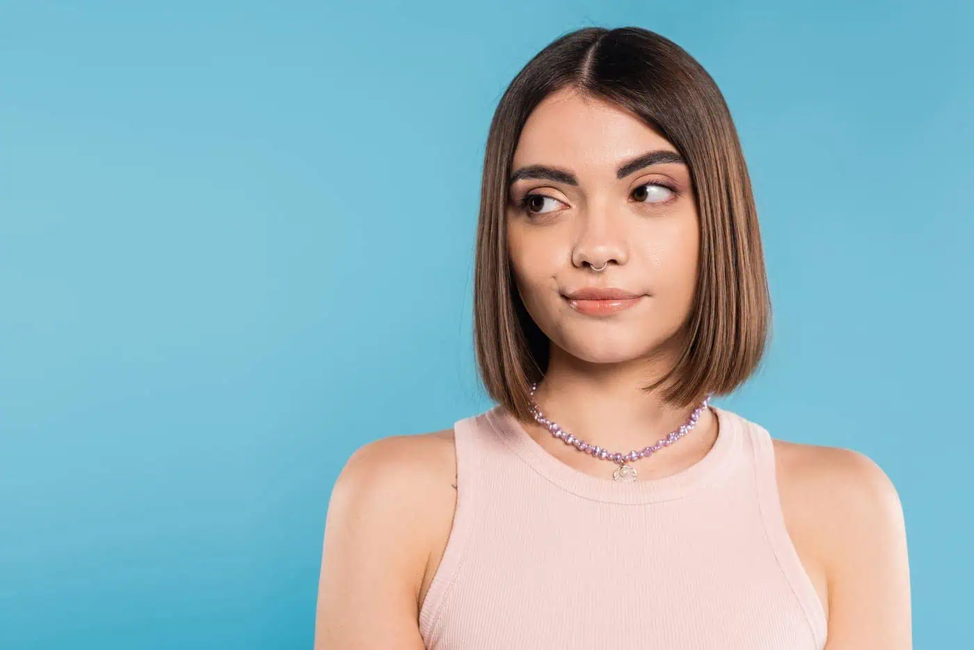 Pensamiento de mujer joven con fondo azul, estética moderna.