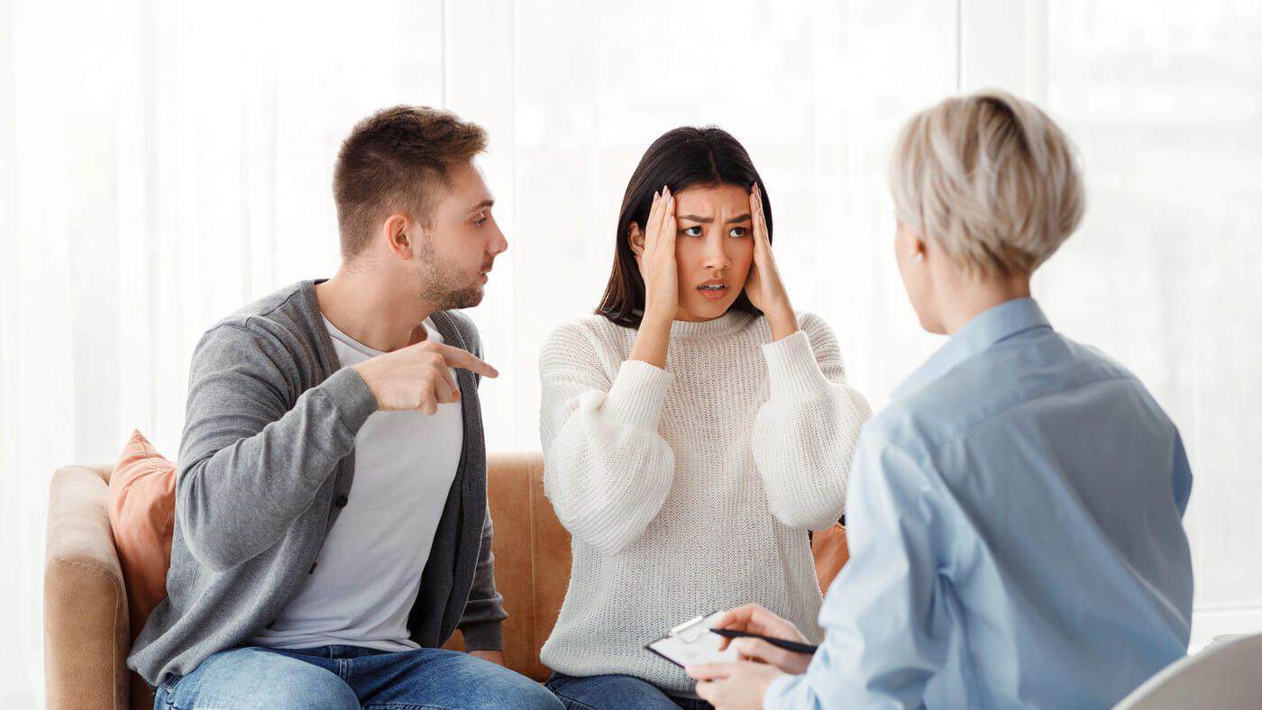 Enfrentamiento entre una pareja y un profesional en terapia de pareja.