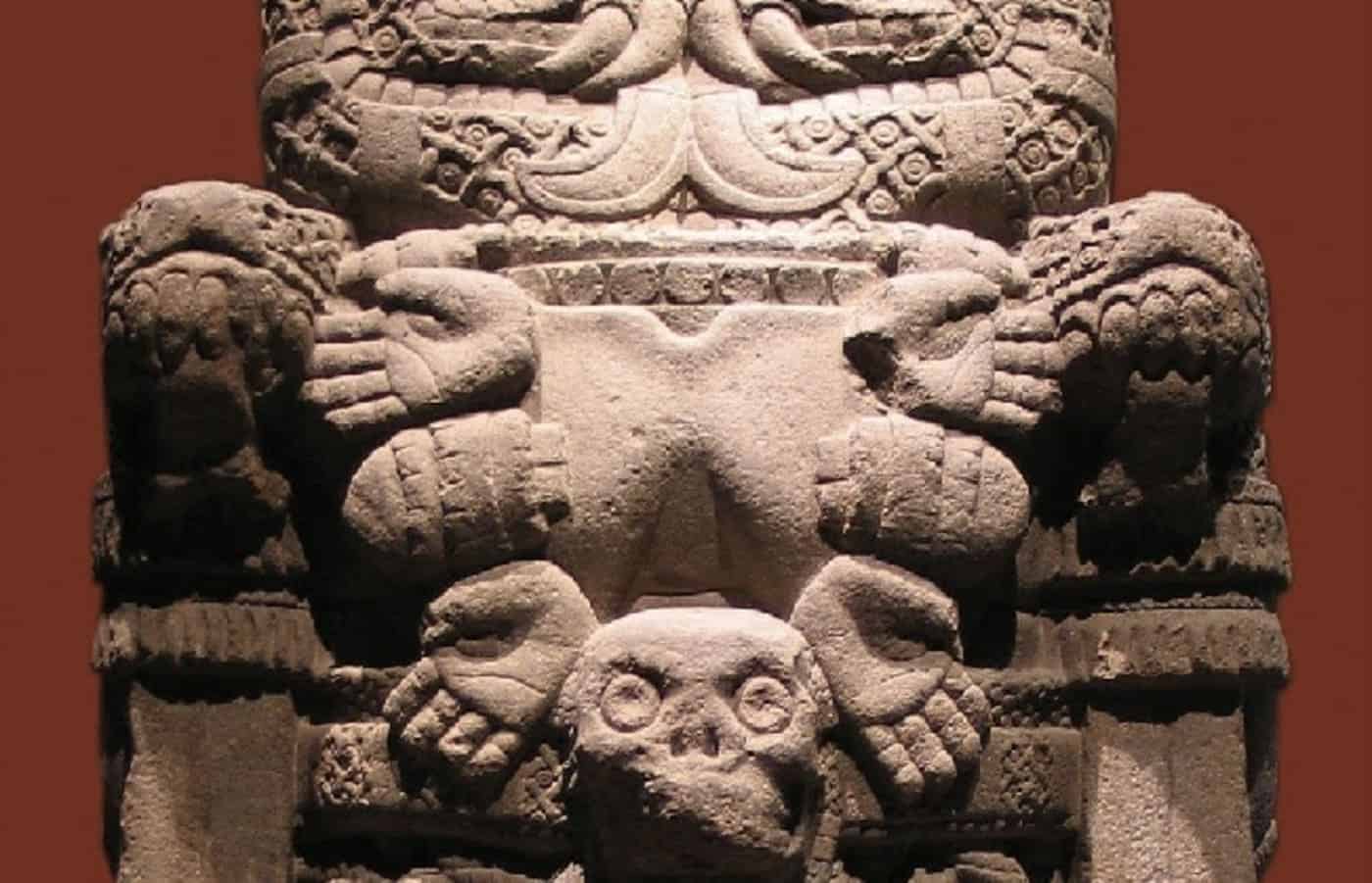 Tallado en piedra con símbolos antiguos y detalles culturales de una civilización prehispánica.