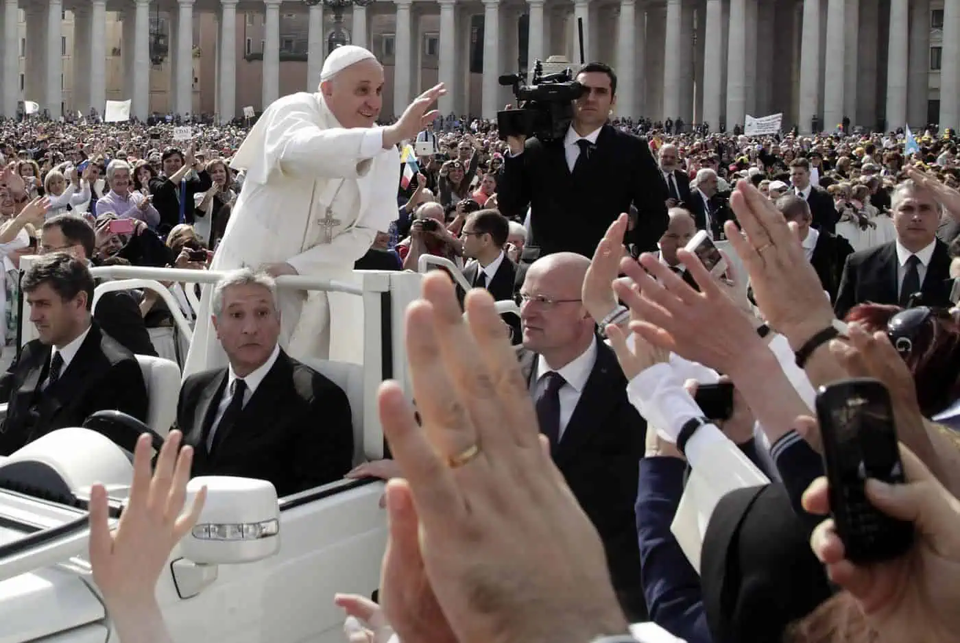 Papa Francisco saludando a la multitud en un evento público en Roma.