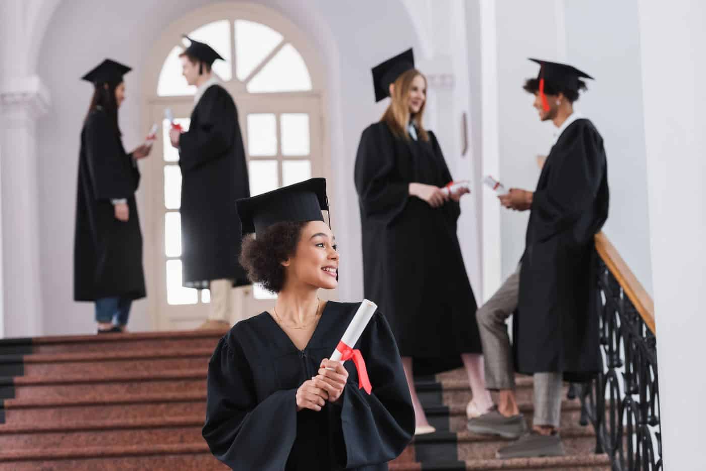 Estudiantes de graduación universitaria en un acto de la ceremonia de graduación en una universidad moderna.