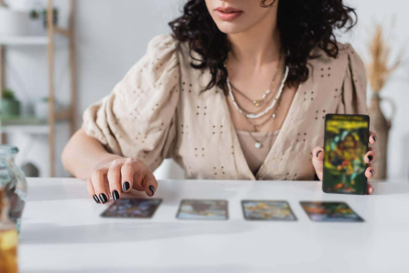 Cartomante leyendo cartas del tarot.