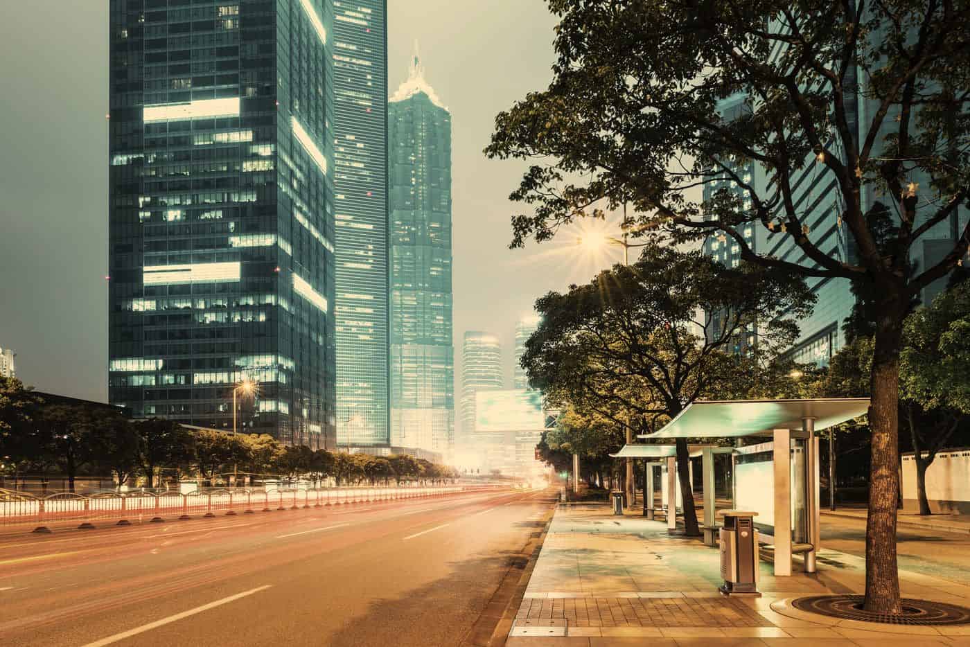 Modernidad urbana en una ciudad con rascacielos y luces al amanecer.