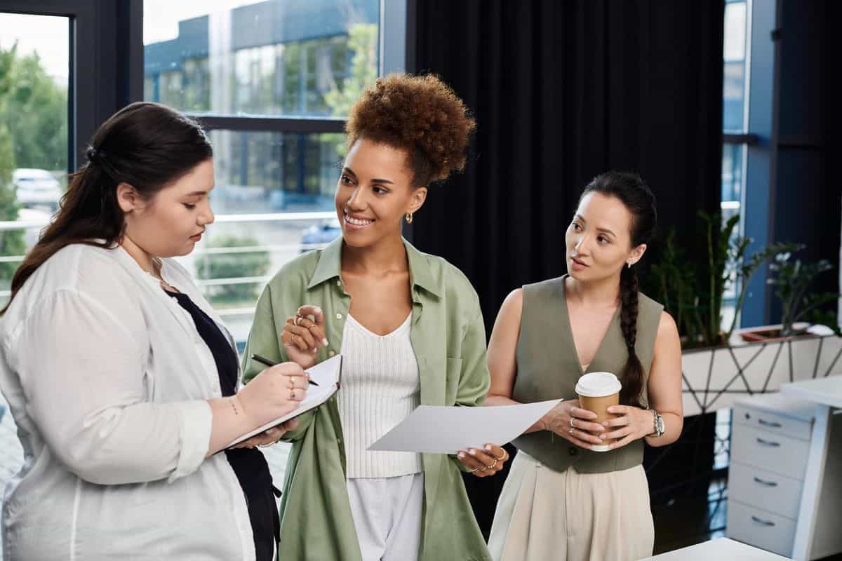 Diversas mujeres en una reunión discutiendo ideas filosóficas en una oficina moderna.
