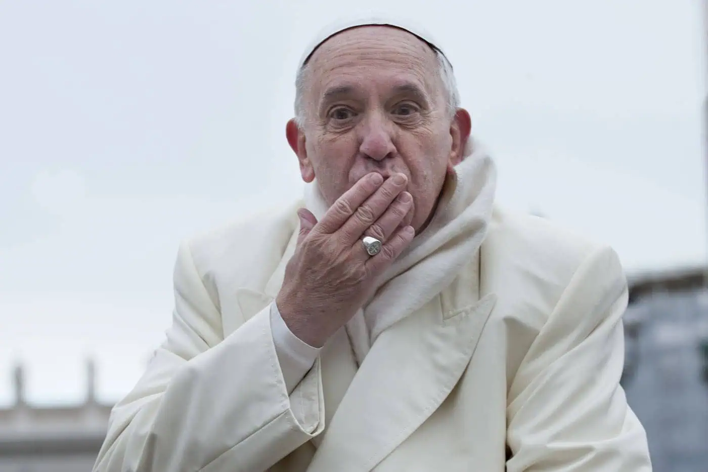 Pensamiento en la sonrisa y postura del Papa Francisco en una imagen reflexiva.