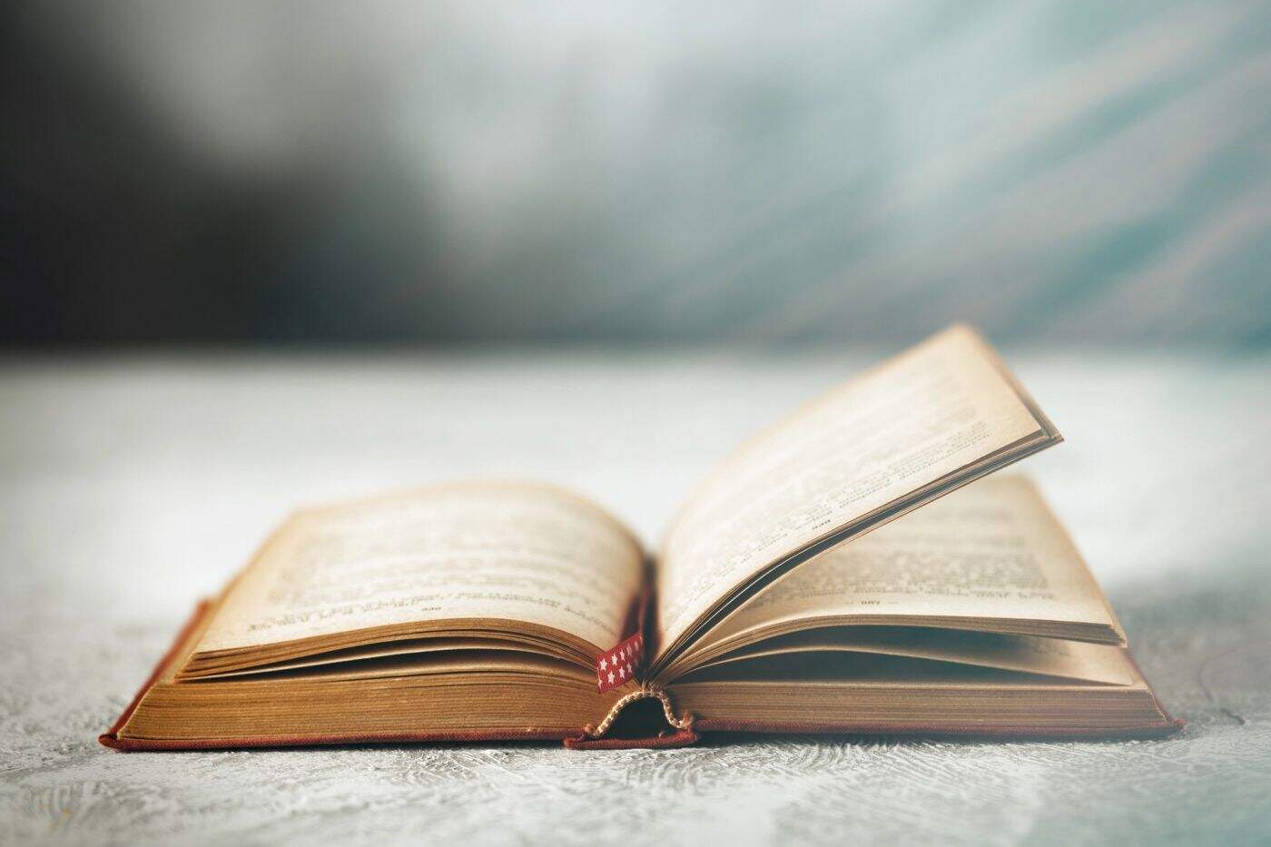 Archivo abierto de libro en tono cálido, para divulgación filosófica en filosofíaenlared.com.