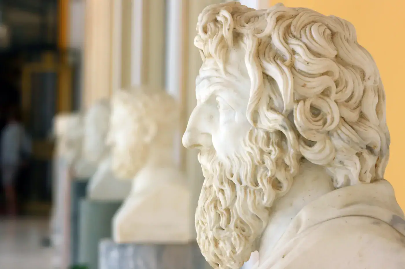 Filósofo clásico en una escultura de mármol en la plataforma de divulgación filosófica.