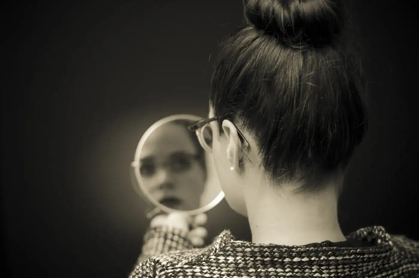 Reflexión filosófica sobre la identidad y la percepción en el espejo.