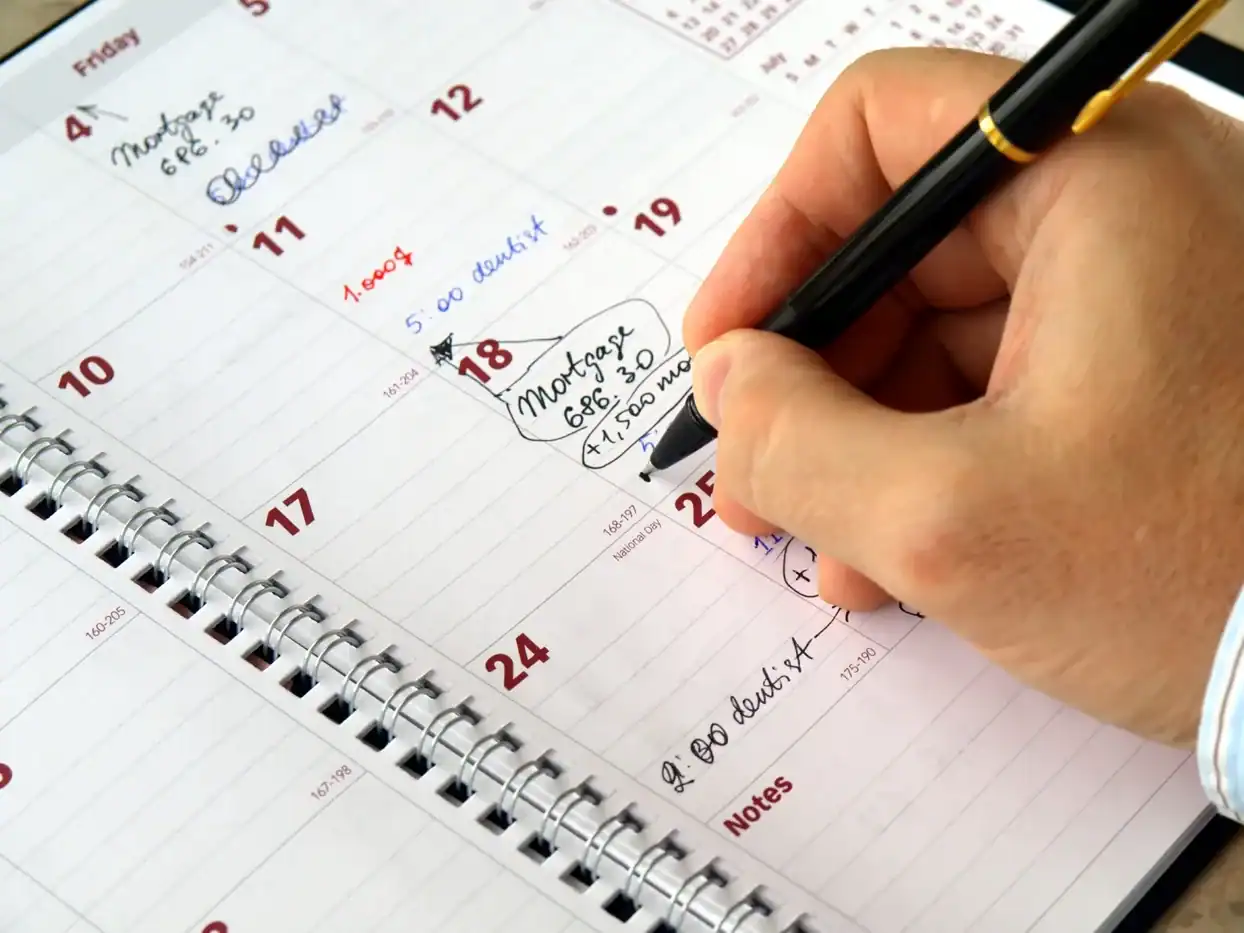 Calendario con notas y citas filosóficas para promover la reflexión en filosofía en la red.