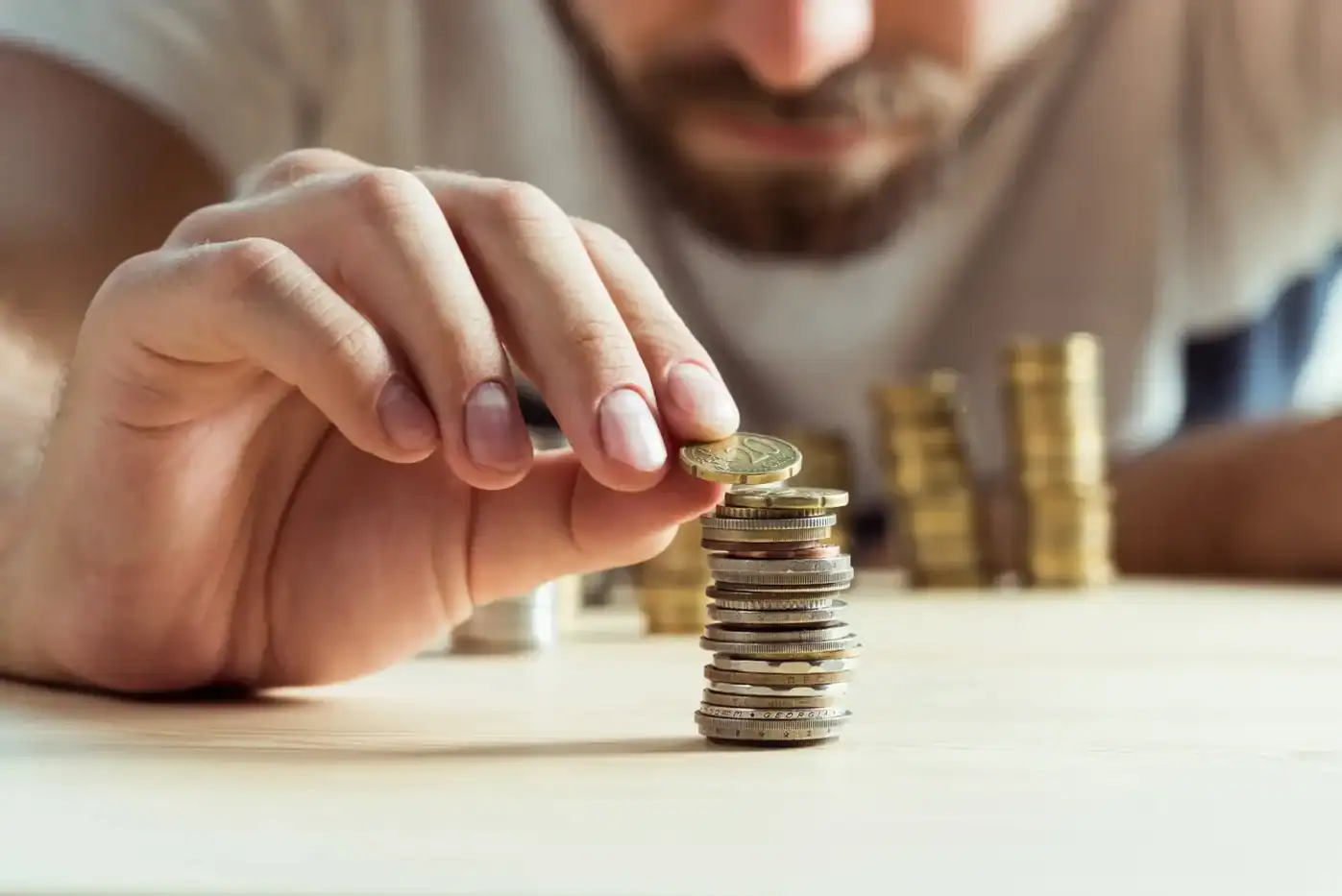 Dinero y monedas apiladas, simbolizando economía y riqueza en la filosofía.