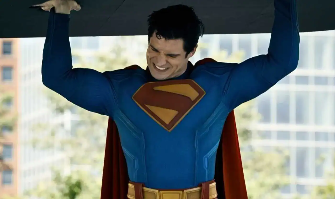 Supermán levantando una estructura con fuerza.
