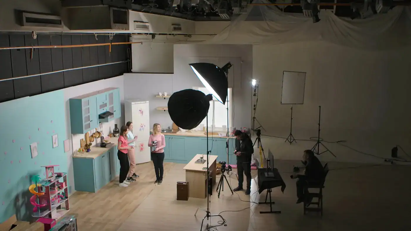 Niñas grabando en un estudio de grabación con iluminación profesional y decoraciones coloridas para contenido digital o educativo.