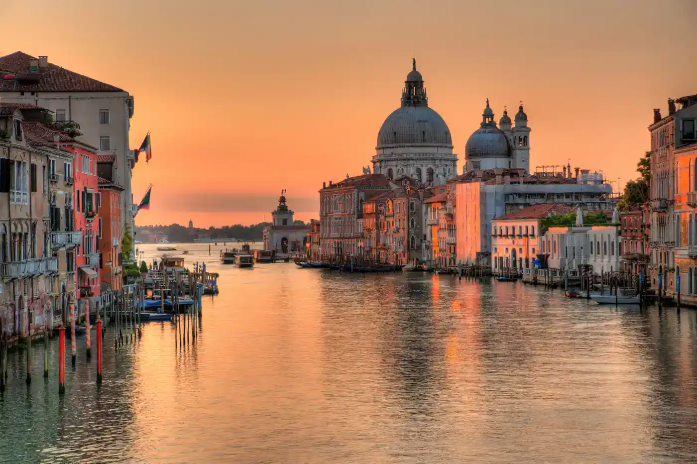 Atractiva vista de Venecia al atardecer con el Gran Canal y la Basílica de Santa Maria della Salute.