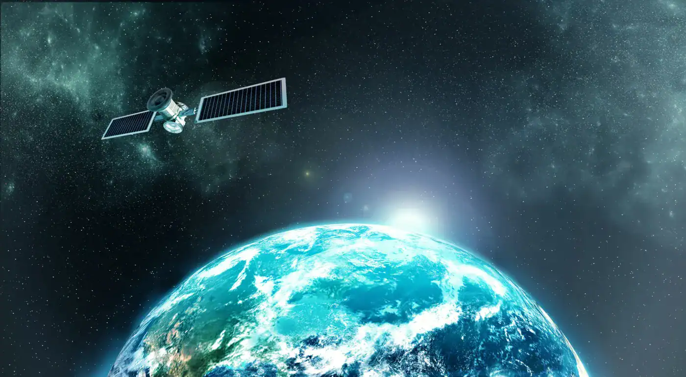 Satélite en órbita alrededor de la Tierra en el espacio.
