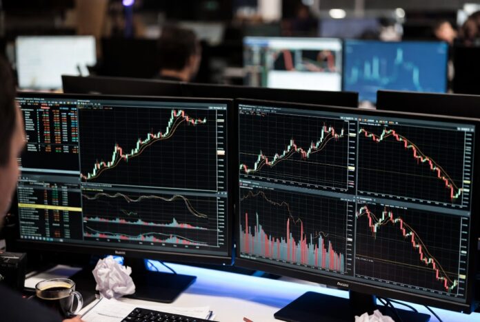 Oil Is Down $48 in Six Weeks. Gold Has Barely Moved.