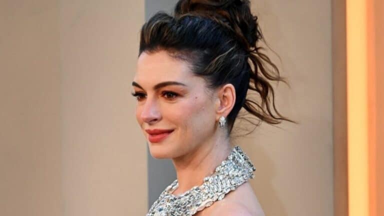 New Yorker Schauspielerin Anne Hathaway wird nach dem Zeigen ihres Babybauchs bei der Premiere kritisiert: ‚Es gibt weder Klasse noch Stolz, ihn so herumzuhängen’