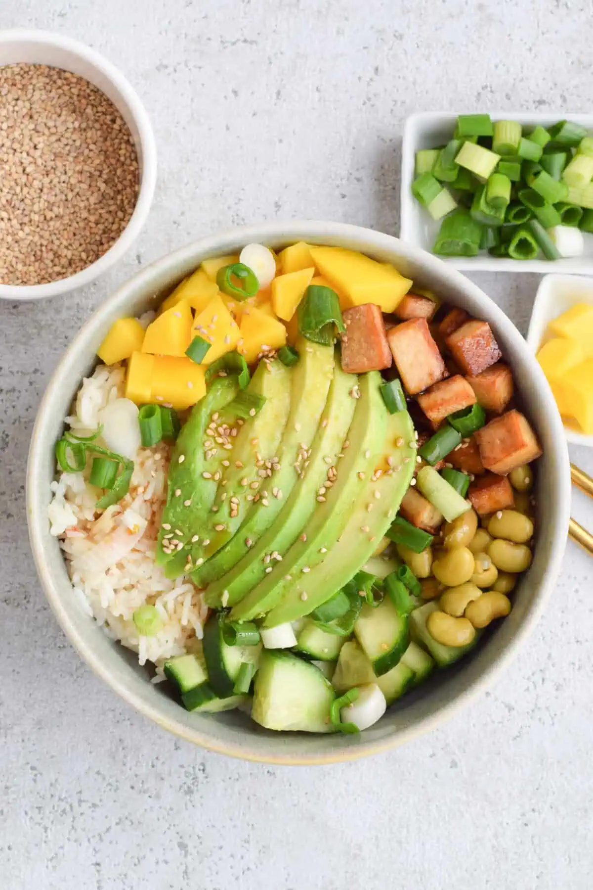 Gesunde Poke Bowl mit Avocado, Reis und Mango
