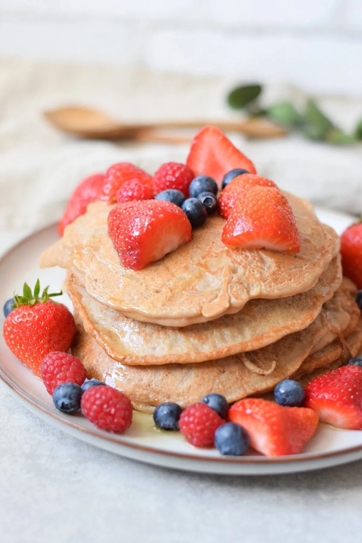 Pancakes zum Frühstück mit frischen Beeren