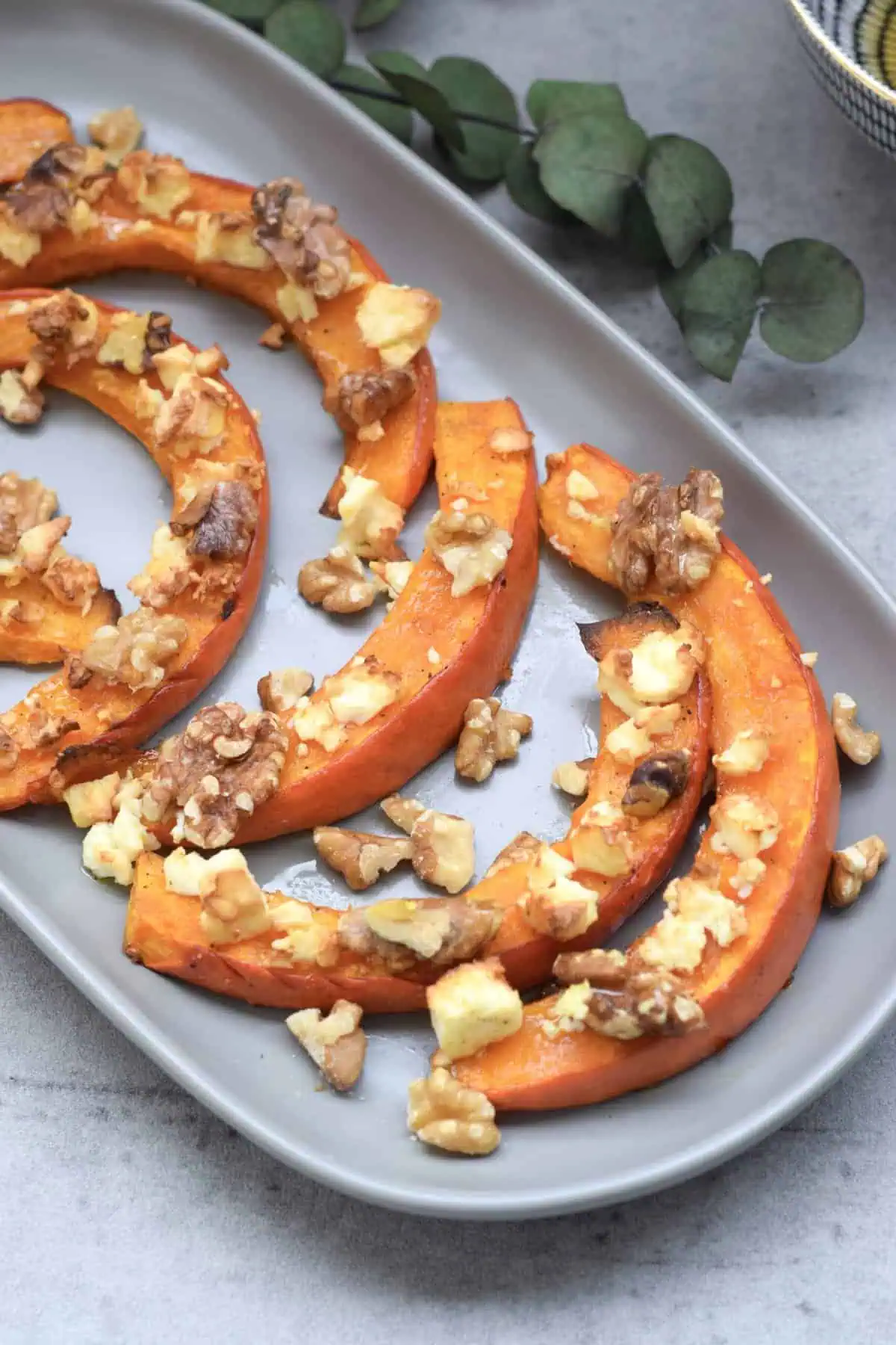 Ofenkürbis mit Feta & Walnüssen