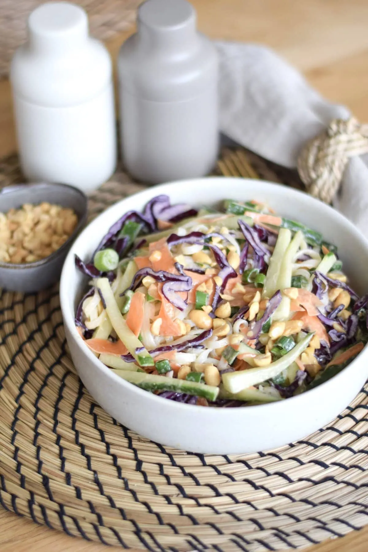 Asia-Salat mit Reisnudeln & Erdnuss-Dressing