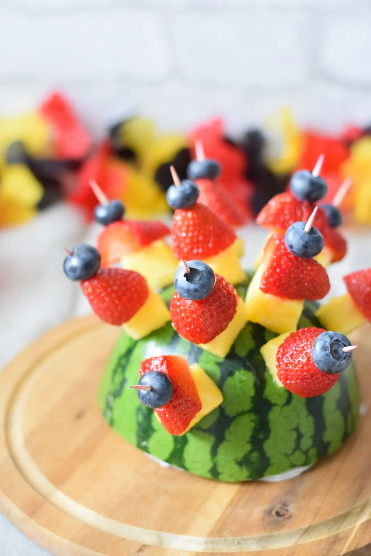 Fußball-Fingerfood-Spieße auf Wassermelone