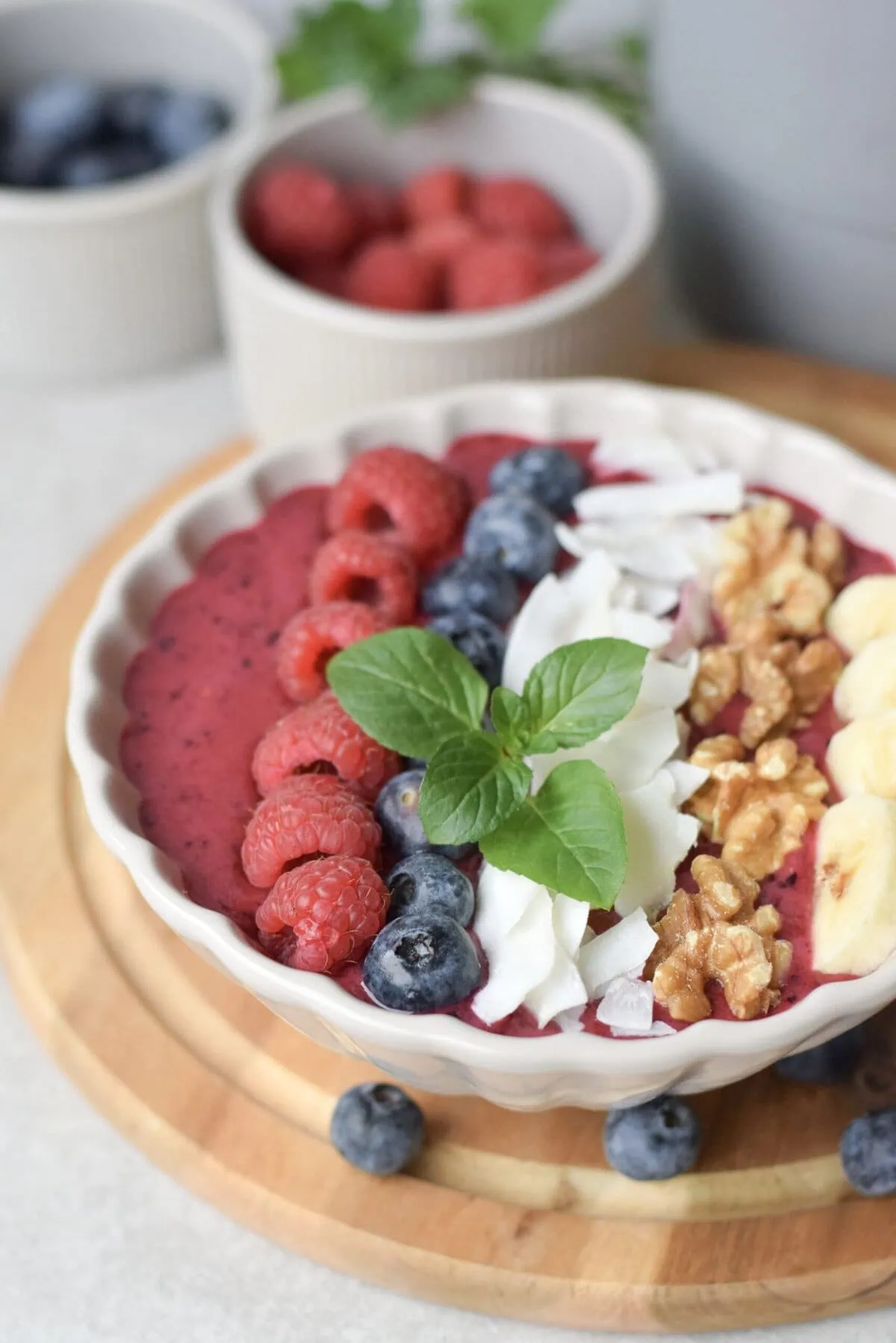 Einfache Smoothie Bowl mit Beeren & Banane