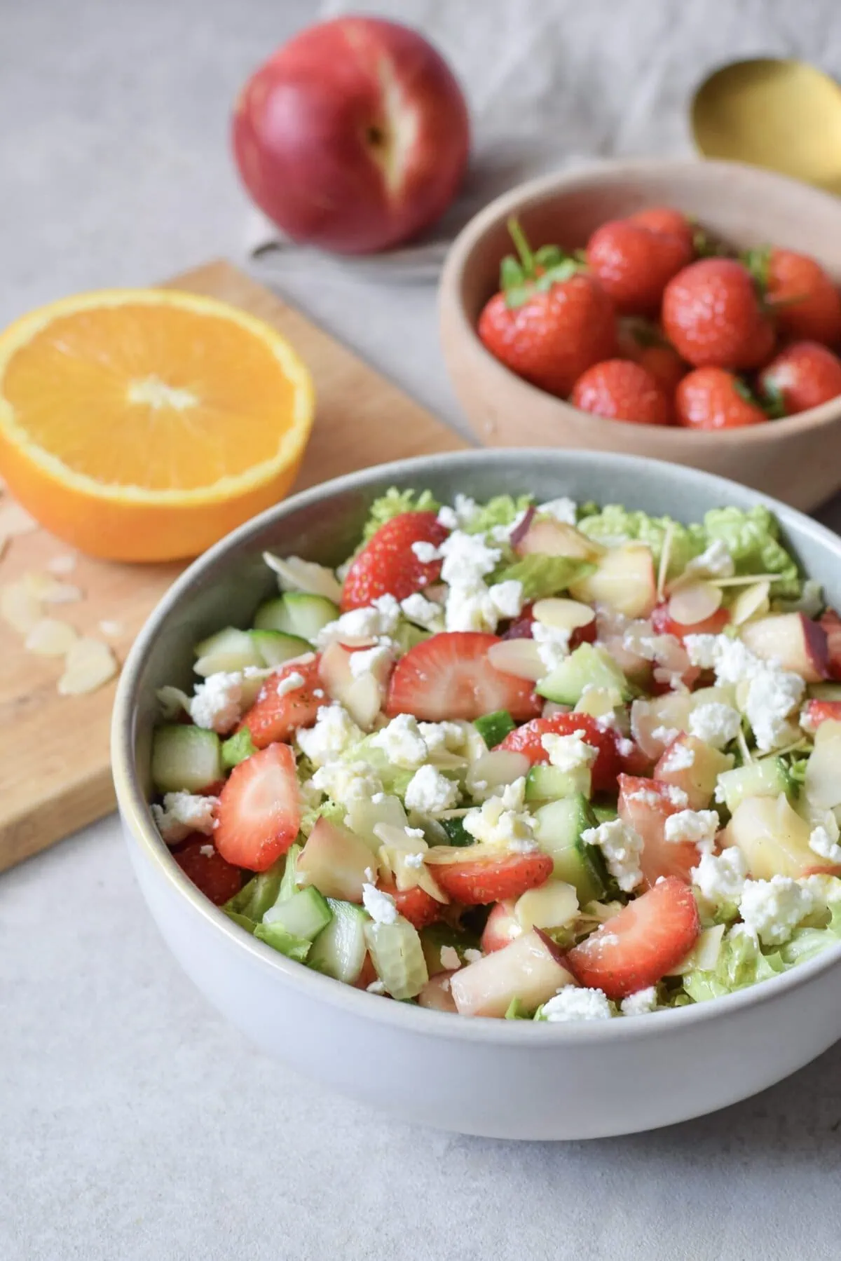 Grüner Salat mit Erdbeeren, Nektarine & Feta