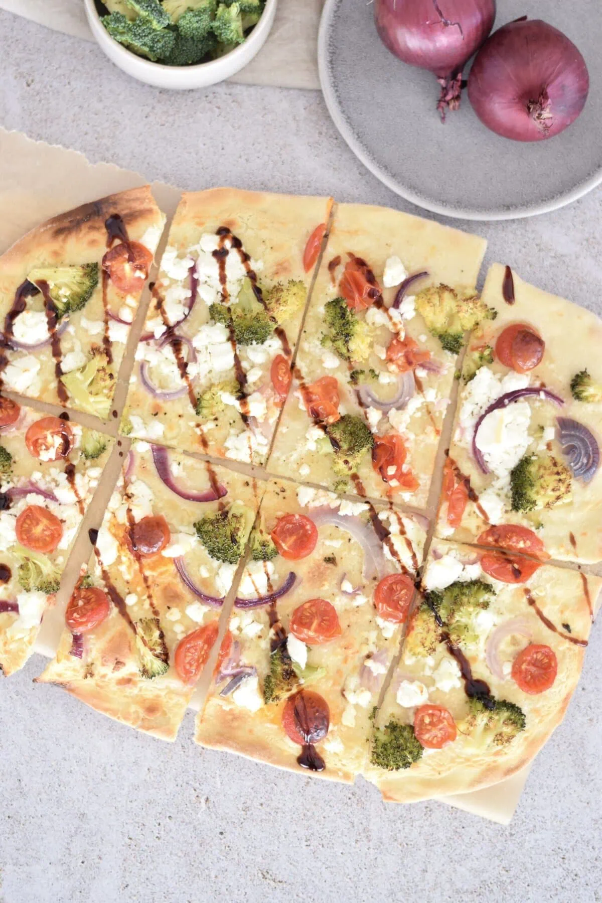 Schneller Flammkuchen mit Brokkoli & Feta