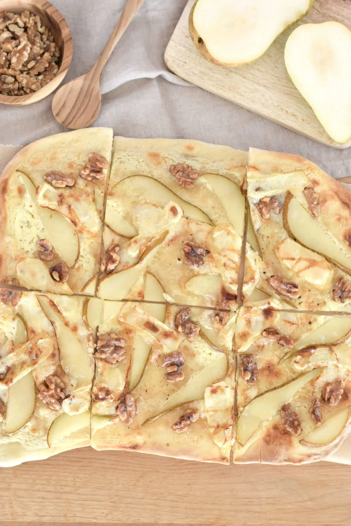 Flammkuchen mit Ziegenkäse, Birne & Walnüssen