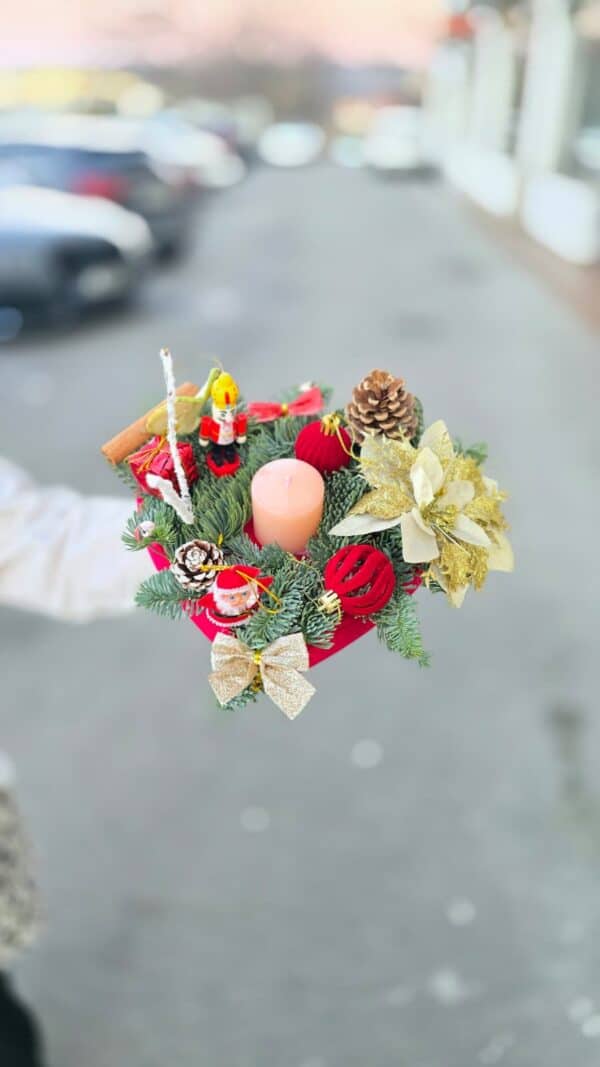 Aranjament de Crăciun cu brad natural în suport inimă din catifea roșie, cu lumânare și decorațiuni festive