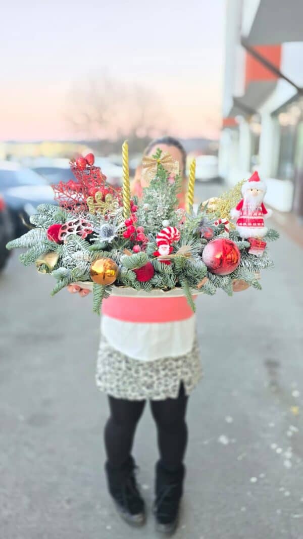 Aranjament de Crăciun cu brad natural în vas de porțelan, cu globuri festive și Moș Crăciun