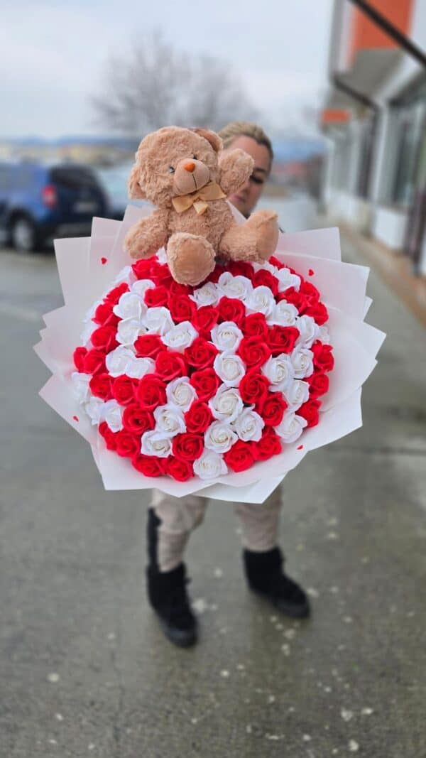 buchet cu 51 trandafiri de sapun parfumati rosu si alb cu ursulet de plus cadou romantic