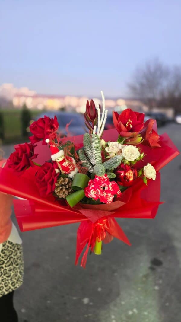 Buchet de Crăciun cu trandafiri roșii, amarilis roșu, mini trandafiri albi, mini trandafiri roșii cu pete albe și brad natural