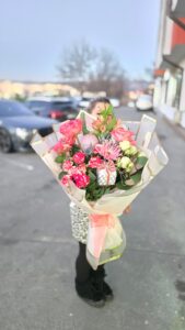 Buchet cu trandafiri roz parfumați, mini trandafiri roșii cu pete albe, mini trandafiri albi, gerbera și alstroemeria