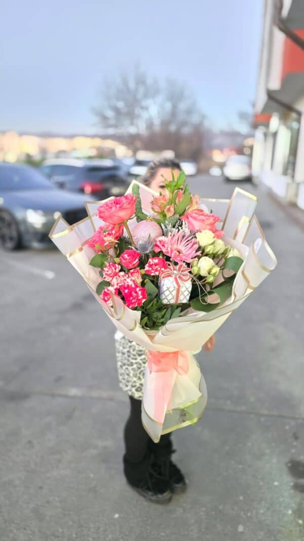 Buchet cu trandafiri roz parfumați, mini trandafiri roșii cu pete albe, mini trandafiri albi, gerbera și alstroemeria