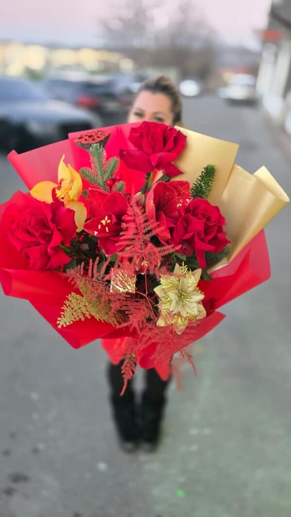 Buchet cu trandafiri roșii speciali, amarilis, orhidee galbenă și brad natural, cu decorațiuni aurii festive
