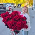 buchet mare de trandafiri roșii premium, reprezentativ pentru categoria buchete de trandafiri în toate culorile și dimensiunile – roșii, albi, roz, galbeni, mov, albaștri, buchete simple sau supradimensionate, buchete premium și buchete personalizate