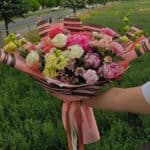buchete mixte realizate din flori diverse și combinații variate de culori, reprezentative pentru colecția Fleur Delire