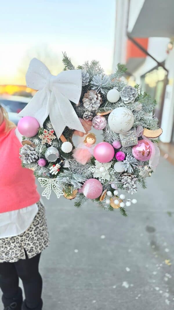 coroniță de crăciun cu brad natural, decorată în alb și roz, cu fundiță albă
