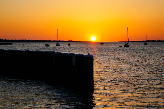 We buy houses Florida sunset waterfront scene for fast cash home buyers in Flori.