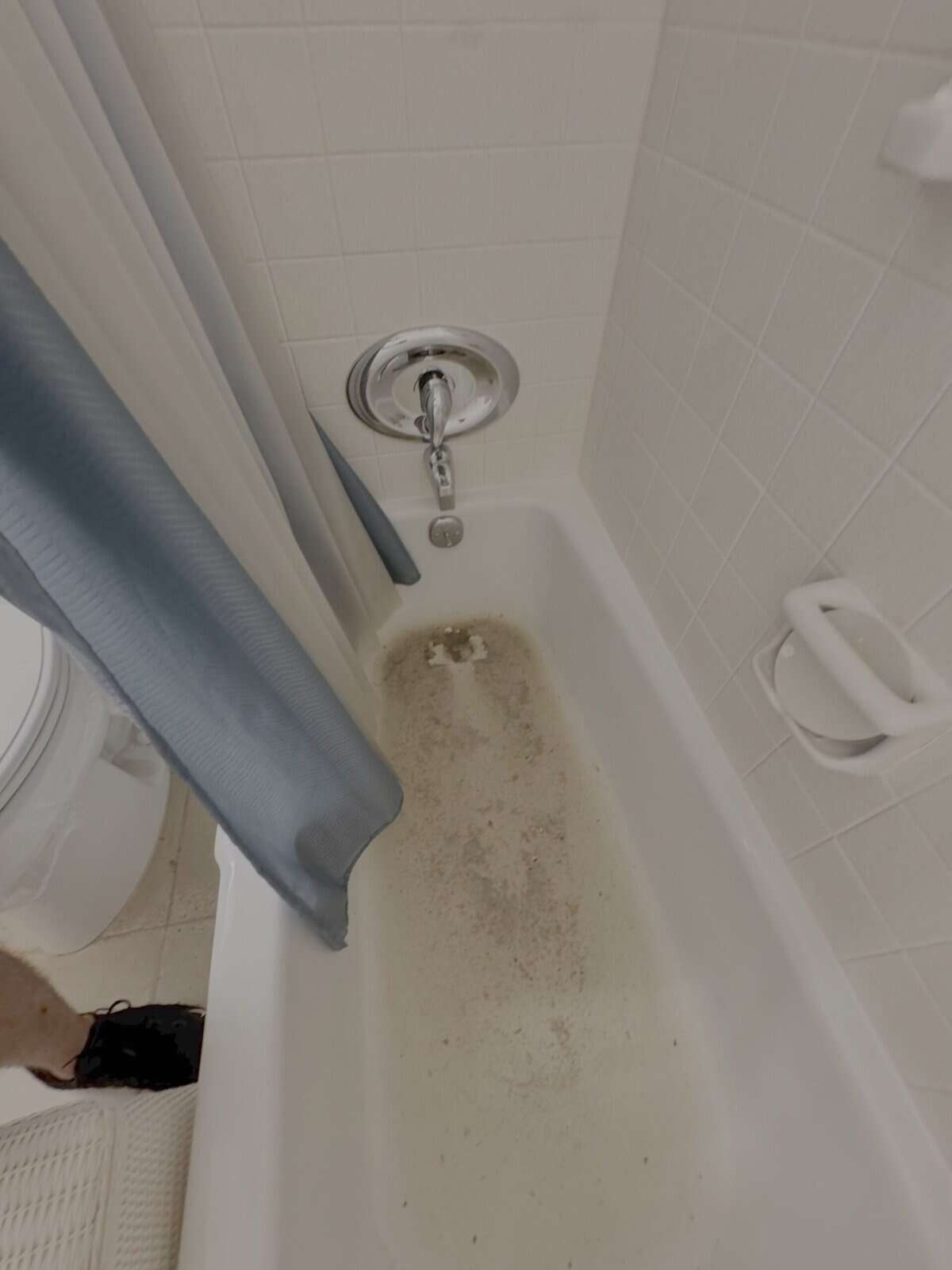Bathtub with dirt and grime, showing the need for cleaning or renovation in a Florida home for quick sale by cash home buyers.